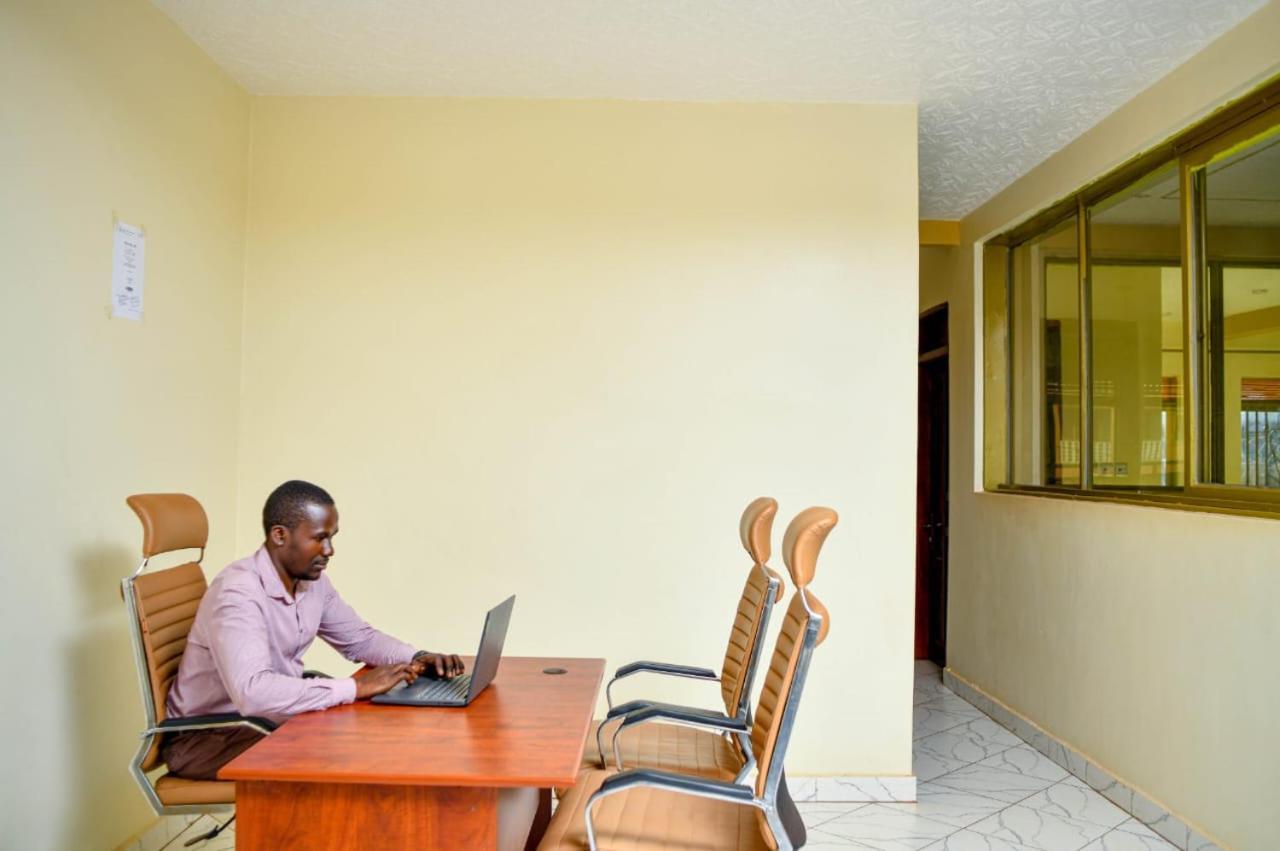 Peace Of Mind Suites Ентеббе Екстер'єр фото